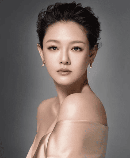 A Photo of Taiwanese Actress Barbie Hsu Photo